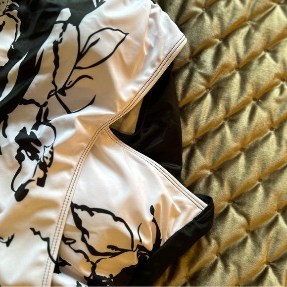 Black/white swimsuit - Picture 2 of 11